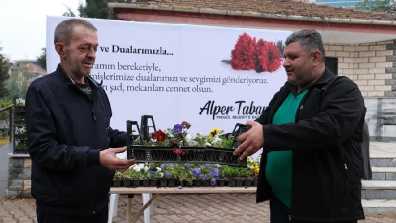 Bursa İnegöl'den mezarlıklarda çiçekli hediye