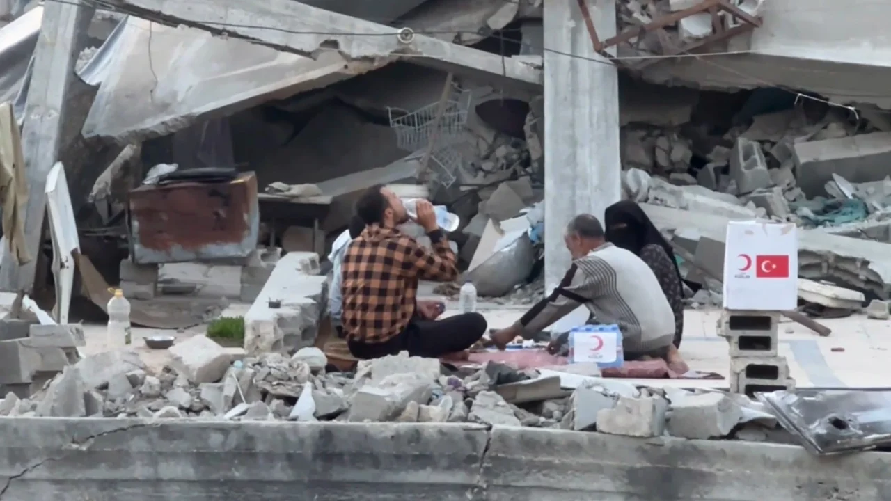 Gazze'de yıkıntılar arasında iftar! Kızılay Gazze'deki aşevi kapasitesini 30 bine çıkardı