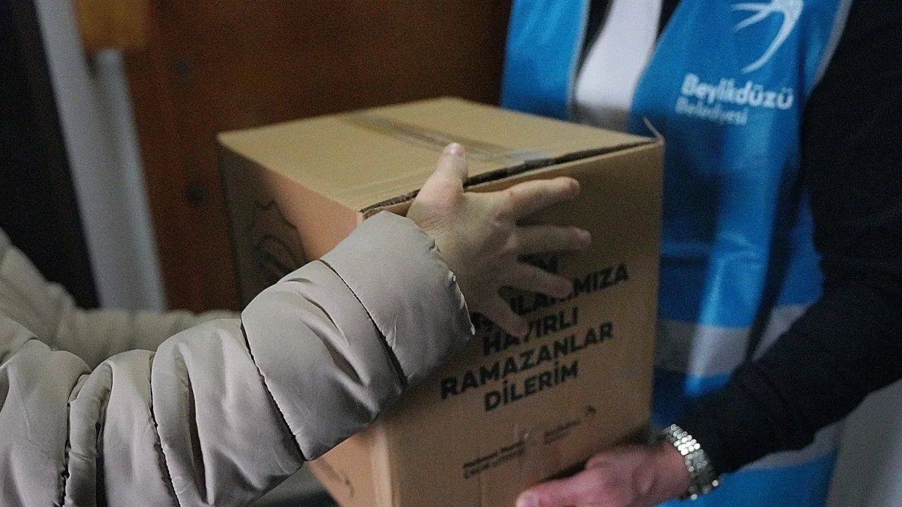 İstanbul Beylikdüzü'nde ihtiyaç sahiplerine 5 bin koli destek