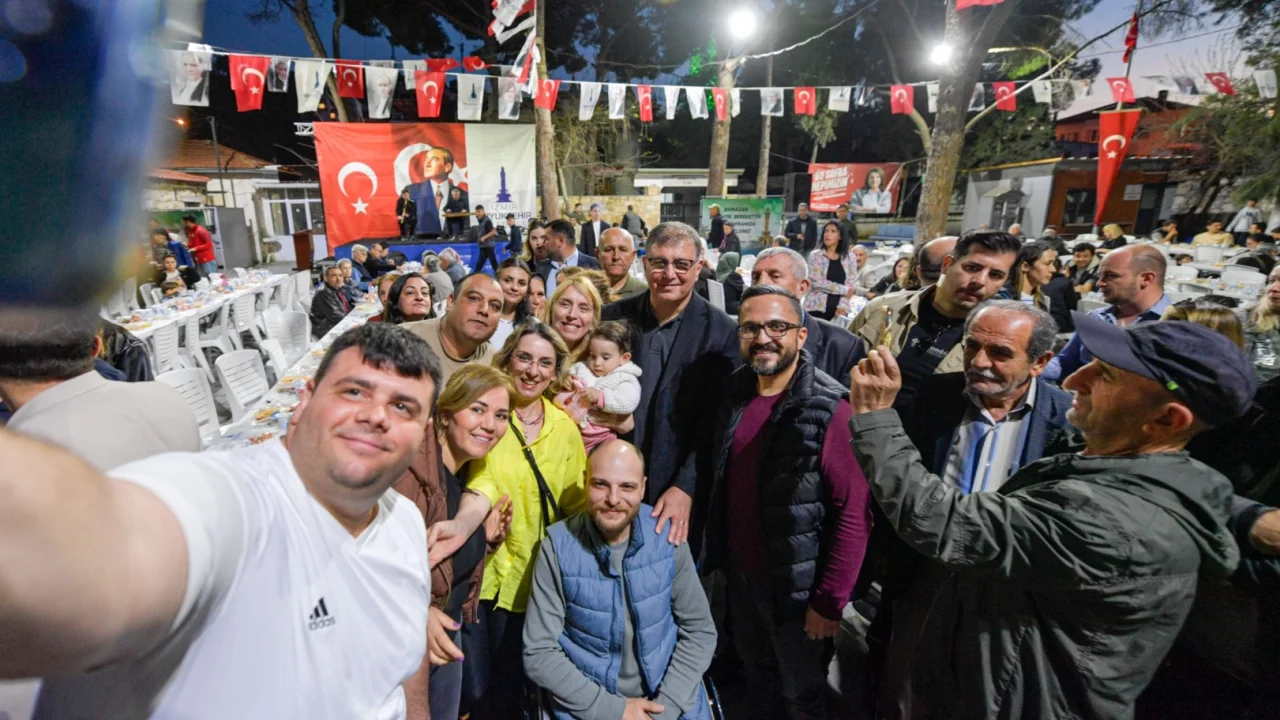 İzmir'de dayanışma sofrası Foça'da kuruldu