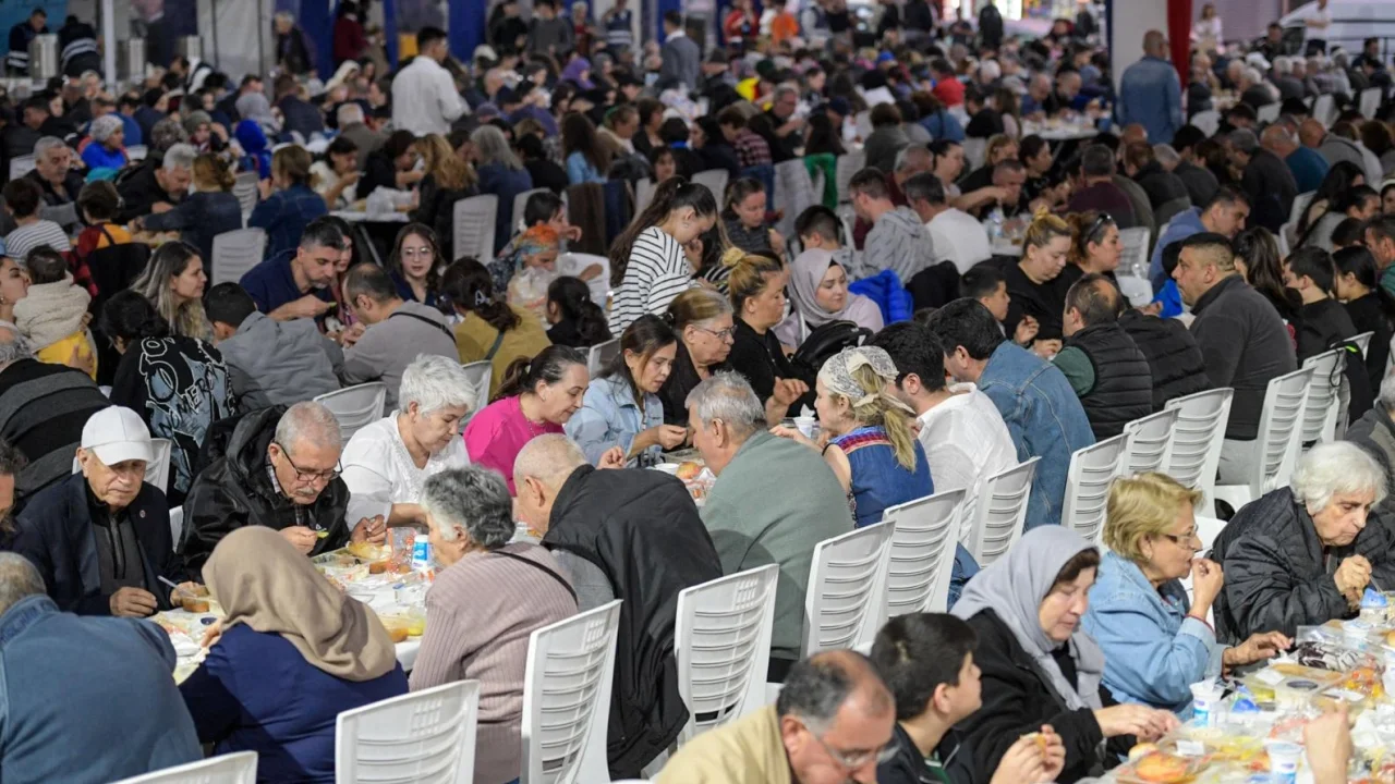İzmir'de halk sofrası Gaziemir'de kuruldu