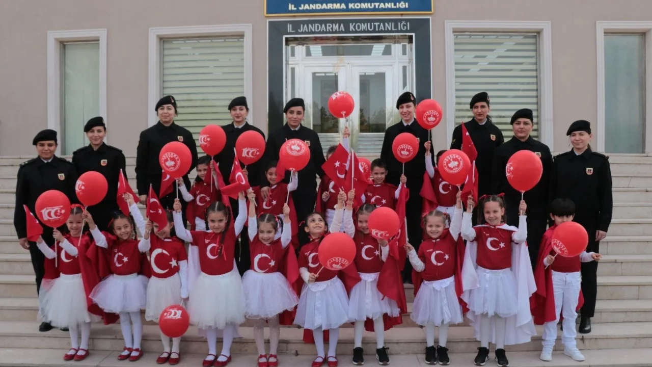 İzmir Gaziemirli öğrencilerden jandarmaya ziyaret