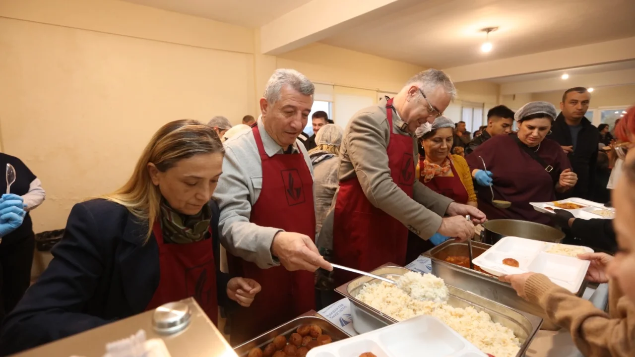 İzmir Güzelbahçe'de evlere sıcak servis