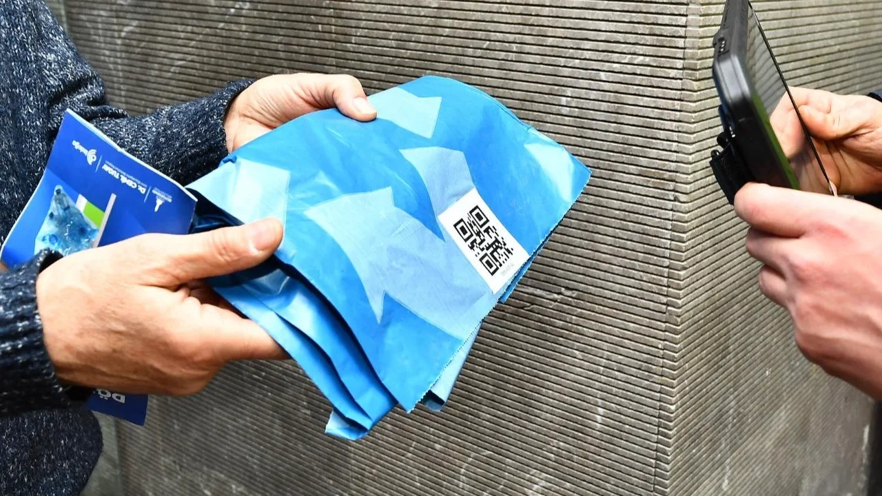 İzmir’in atık yönetiminde “QR kodlu mavi poşet” dönemi