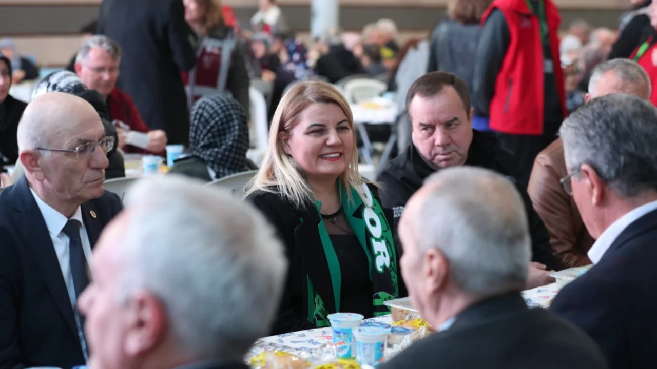 İzmit'te halk iftarında Başkan Hürriyet Akmeşeliler'le buluştu