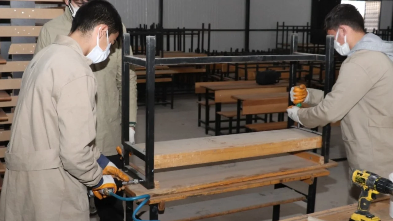 Kahramanmaraş'ta meslek lisesi öğrencileri eski sıraları dönüştürüyor
