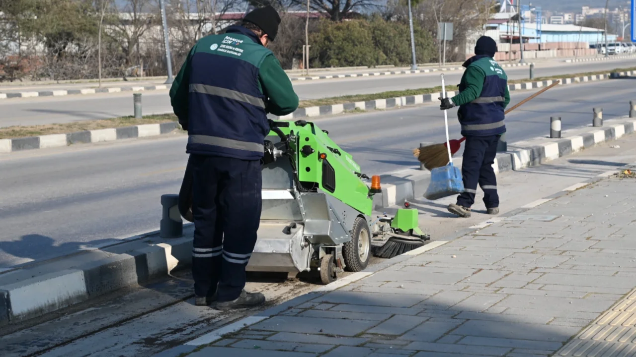 Kampüs yolundaki bisiklet yolu yenileniyor