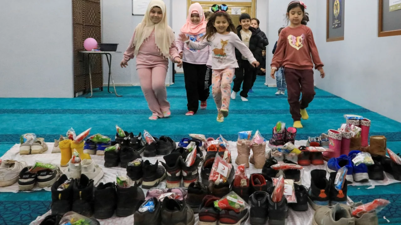Kızılay gönüllülerinin ayakkabılara bıraktığı hediyeler yüz güldürdü