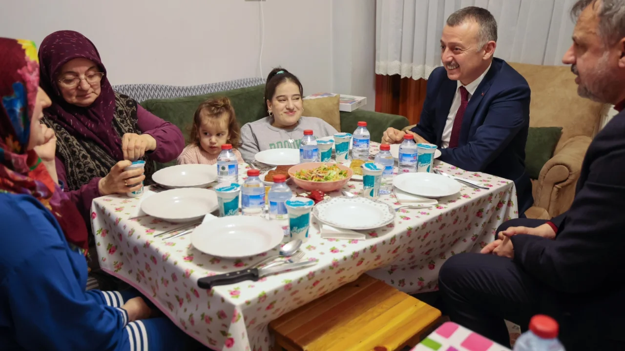 Kocaeli'de Büyükakın, Ramazan ayında ev ziyaretlerine devam ediyor