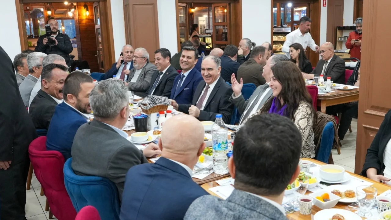 Manisa meclisi sonrası birlikte oruç açtılar