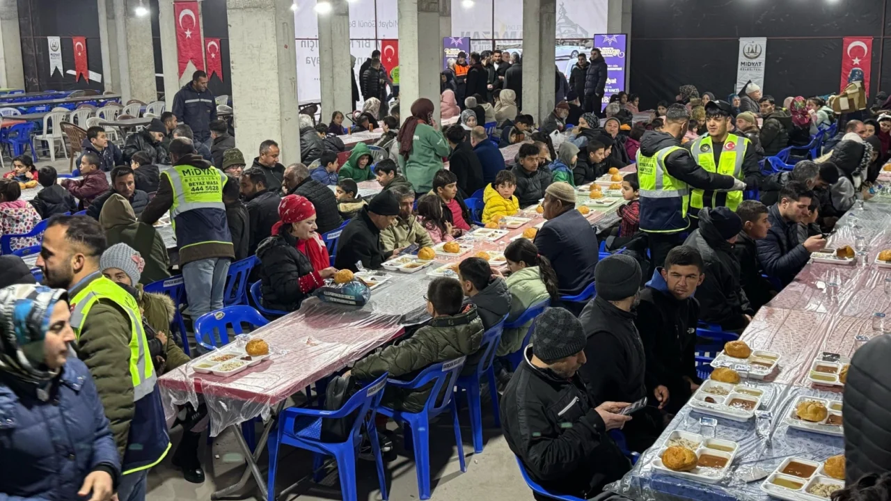 Mardin'de Ramazan bereketi iftar sofrasında paylaşıldı
