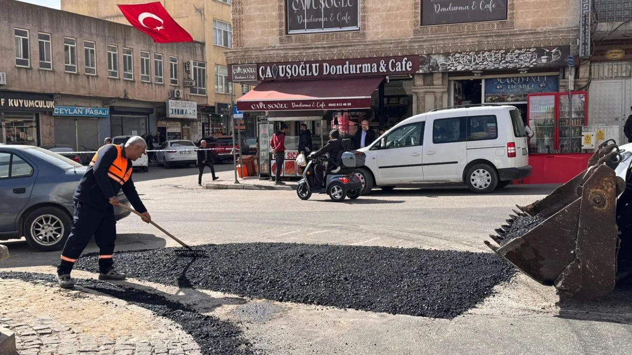 Mardin Midyat’ta asfalt bakım ve onarım çalışmaları hız kesmeden sürüyor