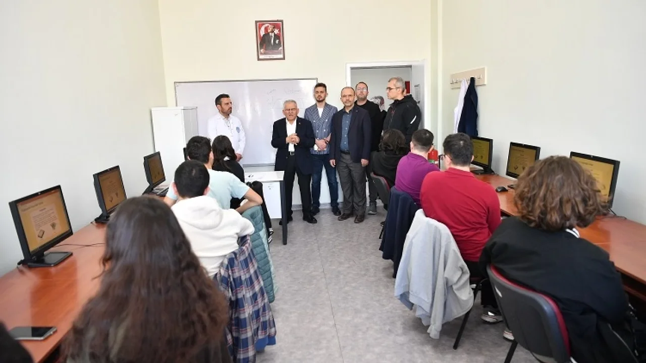 Memduh Büyükkılıç geleceğin bilim yıldızlarıyla buluştu