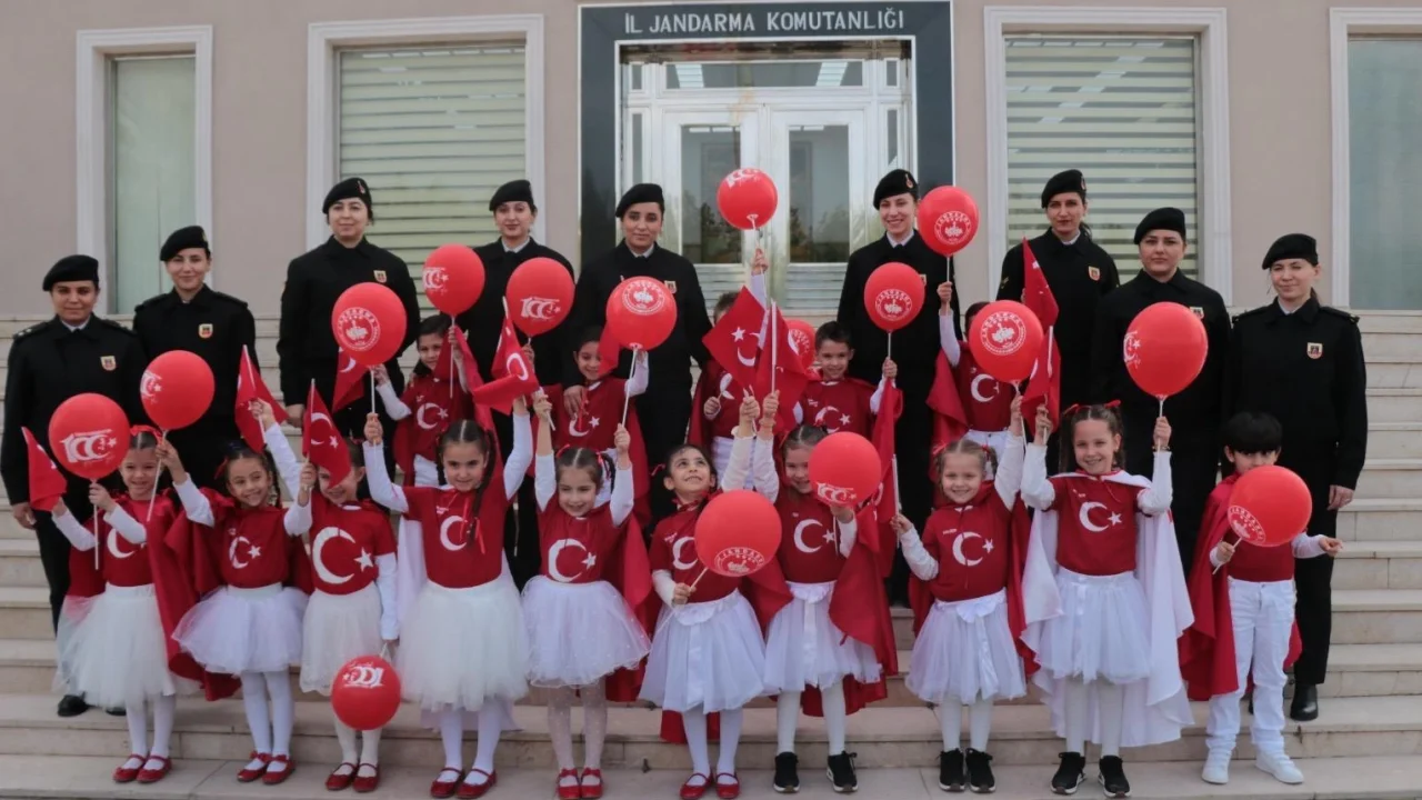 Minik öğrencilerden Jandarma Komutanlığı’na anlamlı ziyaret