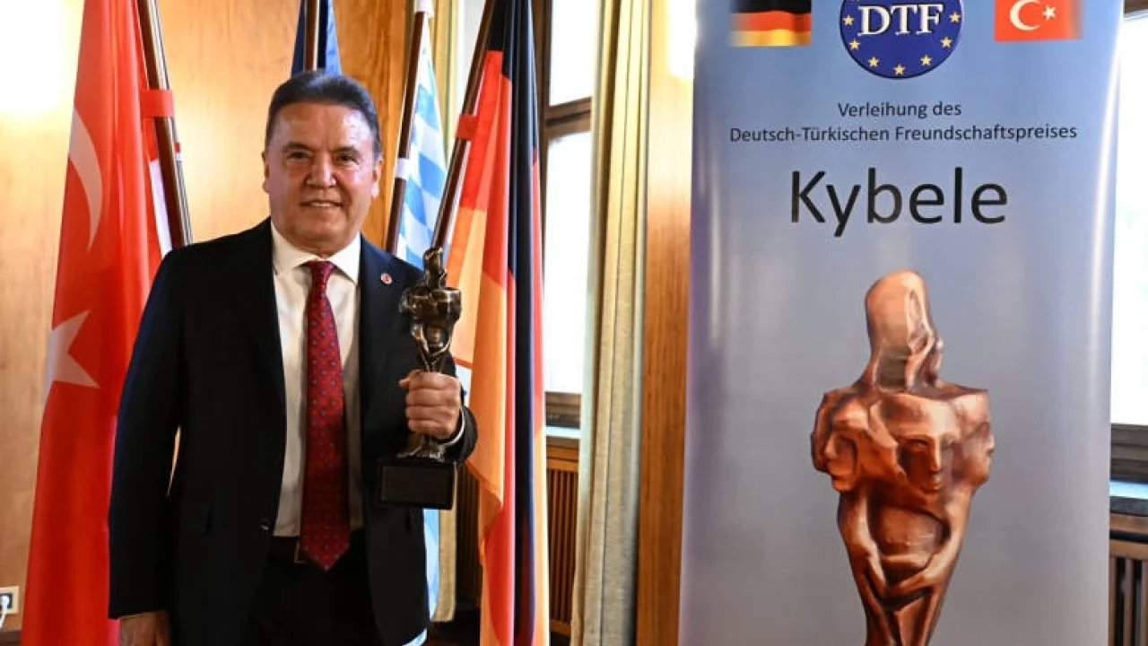 Muhittin Böcek “Kybele” ödülünü aldı