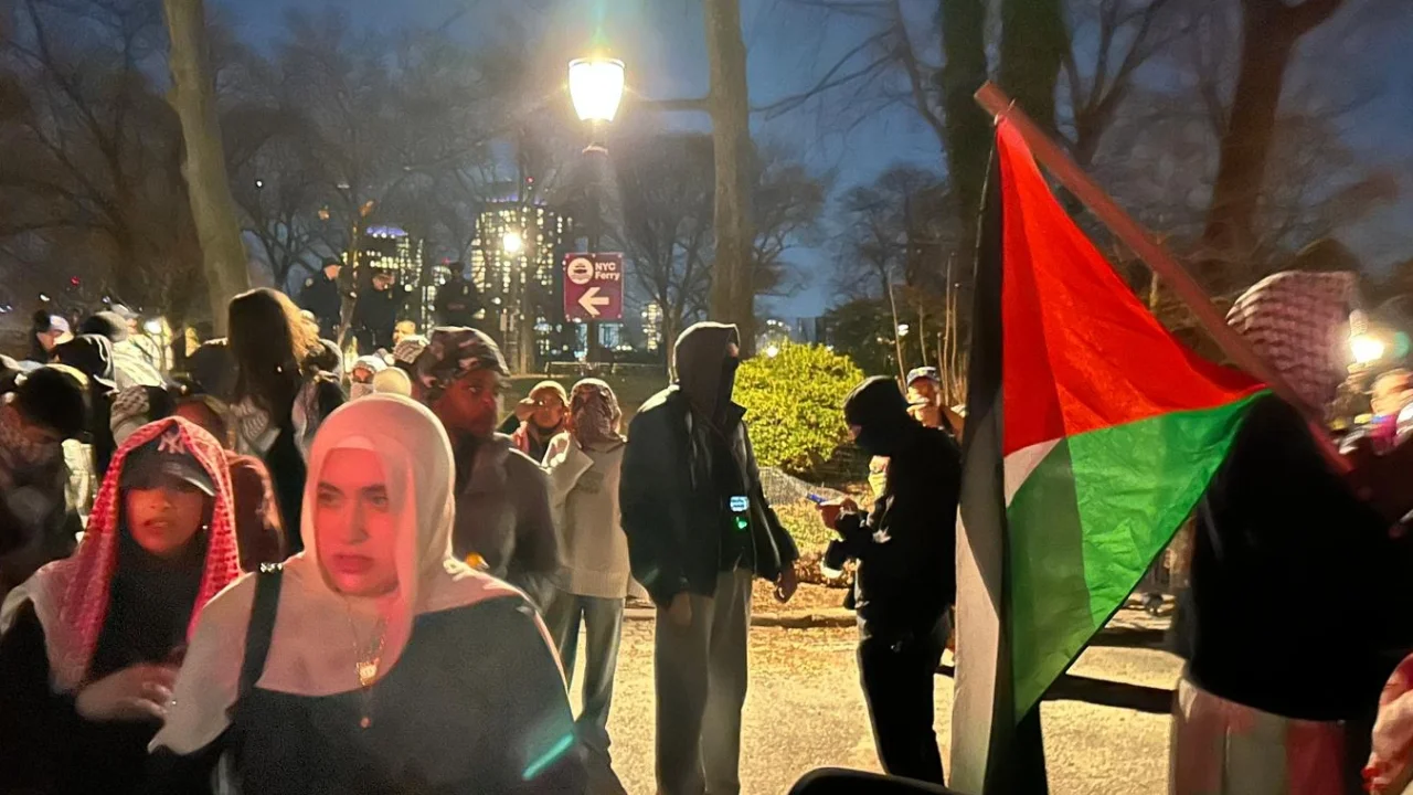 Müslümanlar, New York Belediye Başkanı'nın iftar yemeğini protesto etti