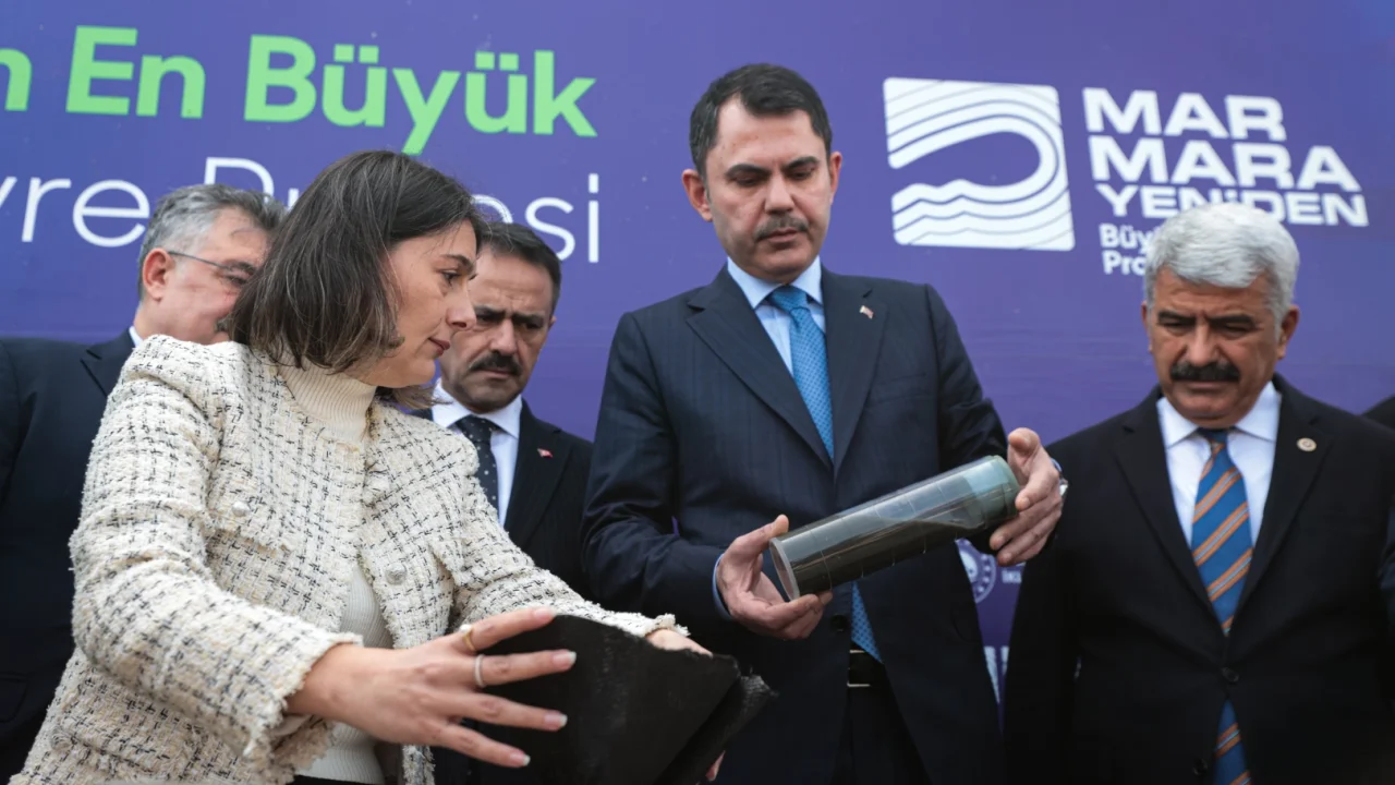Bakan Kurum: 1,1 milyon metreküp dip çamuru deniz suyundan ayrıştırıldı