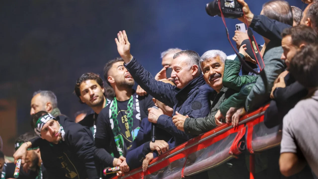 Başkan Büyükakın’a Kocaelispor taraftarlarından sevgi gösterisi