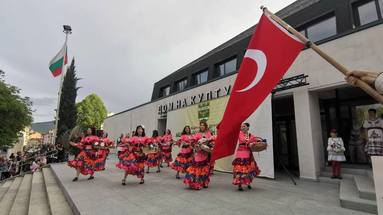 Bursa Nilüfer Halk Dansları Bulgaristan’da alkışları topladı