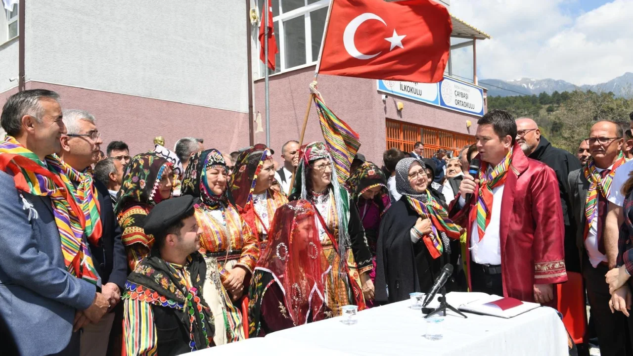 Bursa Osmangazi'de asırlık köy düğünü fethettti!