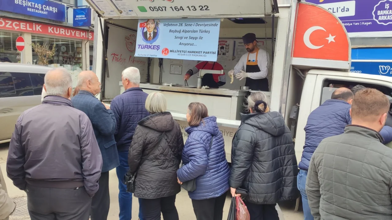 Edirne Keşan'da MHP'den Türkeş'e hayır lokması