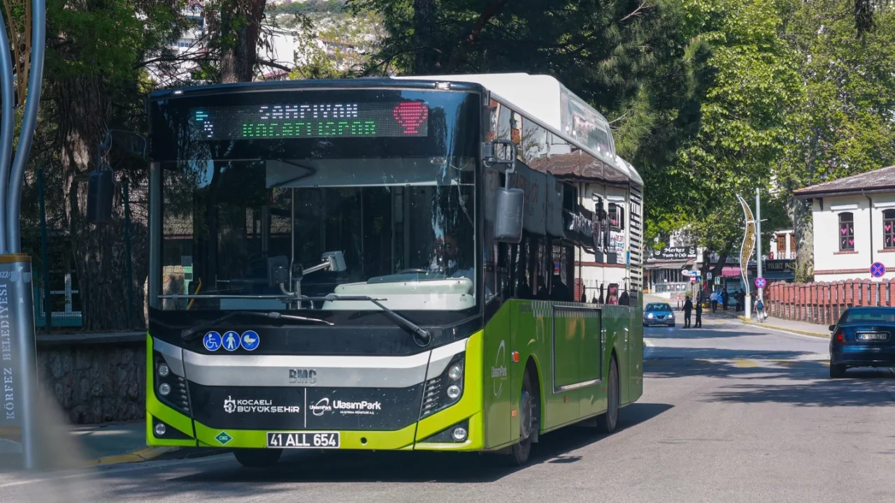 Kocaeli otobüs ve tramvaylarına 'Şampiyon Kocaelispor' yazdı