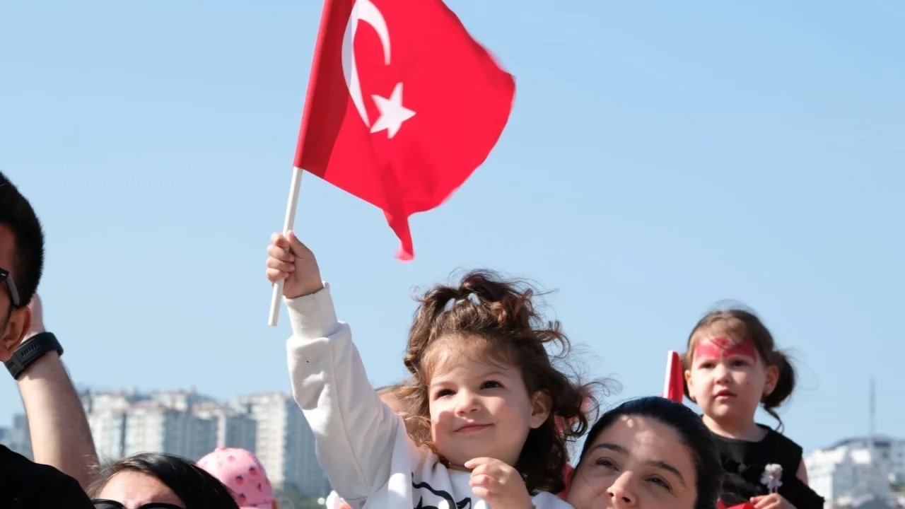 Milli İrade Meydanı çocukların neşesi ile cıvıl cıvıl