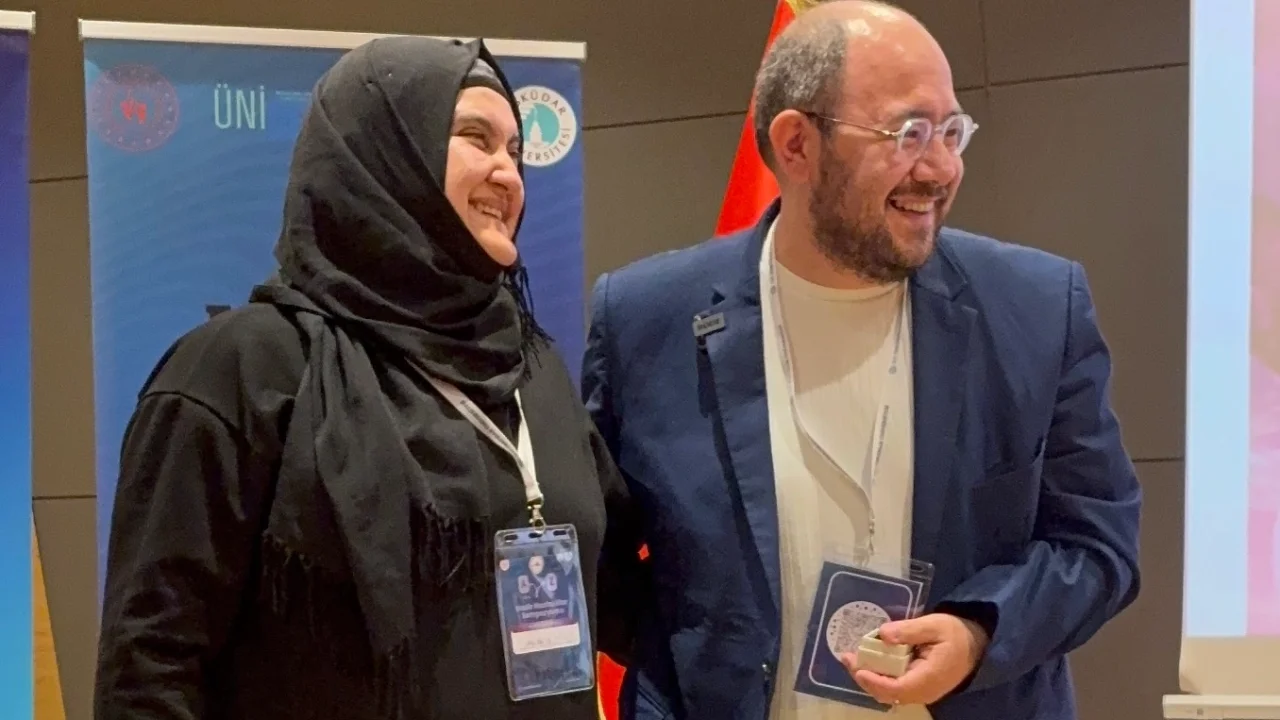 10 yıllık eşine sempozyumda sürpriz evlilik teklifi!