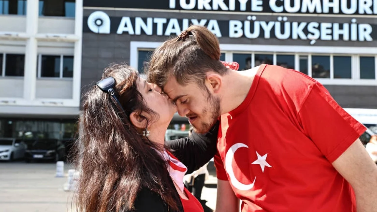 Antalya'da temsili askerlik yapacak engelli bireylere davullu-zurnalı uğurlama