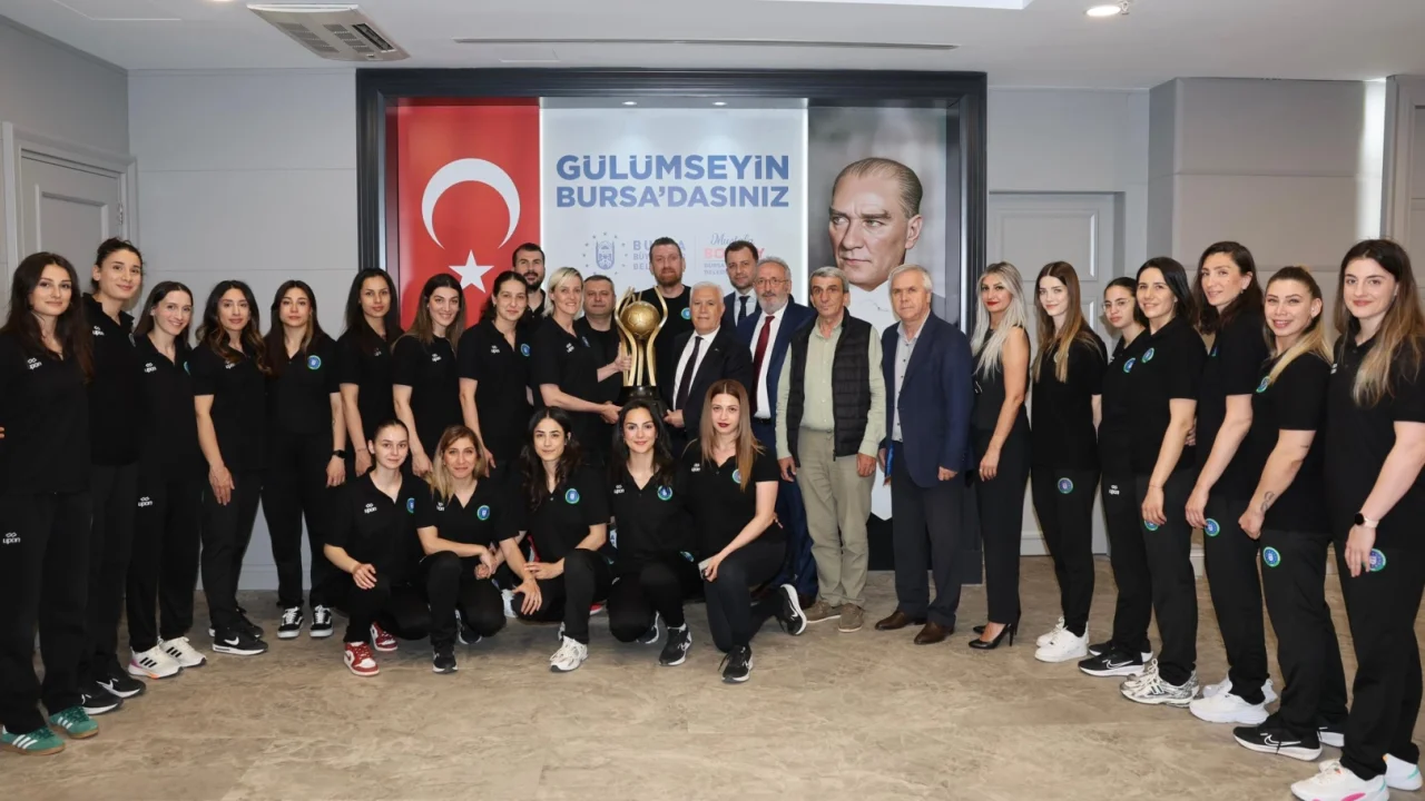 Başkan Bozbey’den şampiyon hentbol takımına övgü