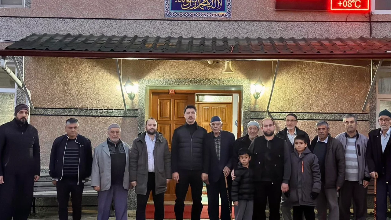 Bilecik Pazaryeri Kaymakamı namazda vatandaşla buluştu