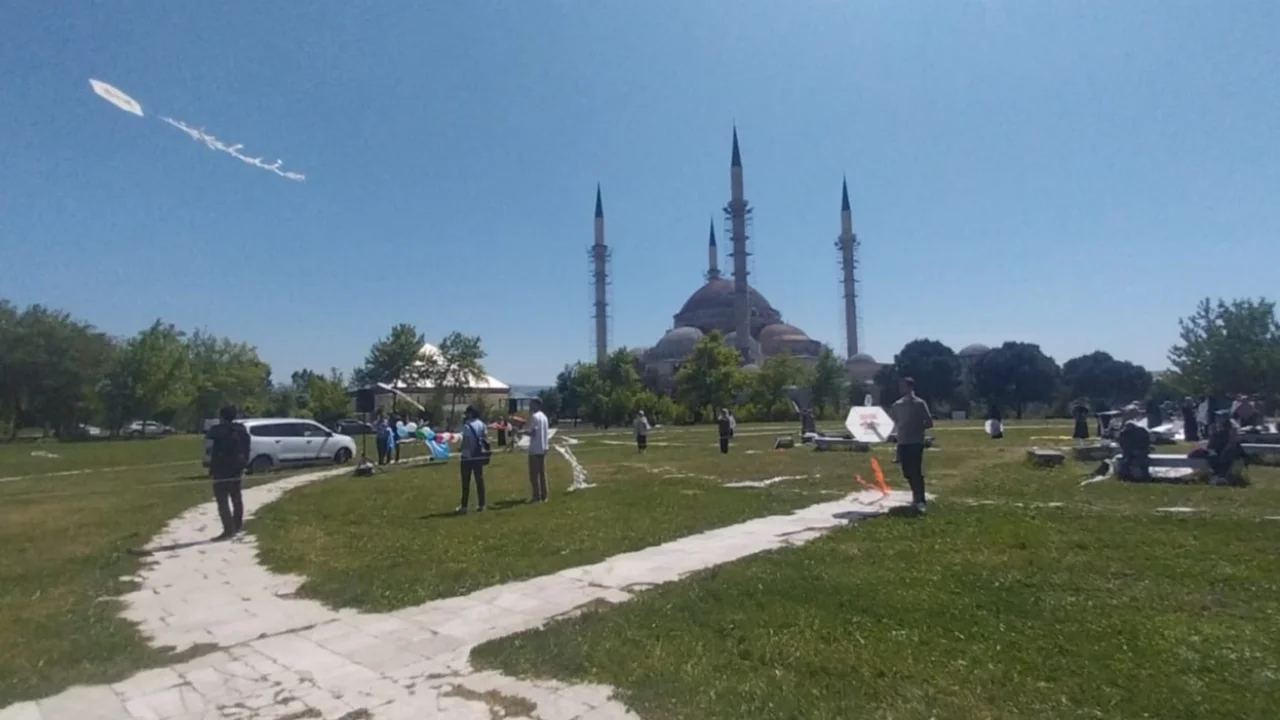 Bursa'dan Filistin ve Doğu Türkistan’a uçurtmalı destek