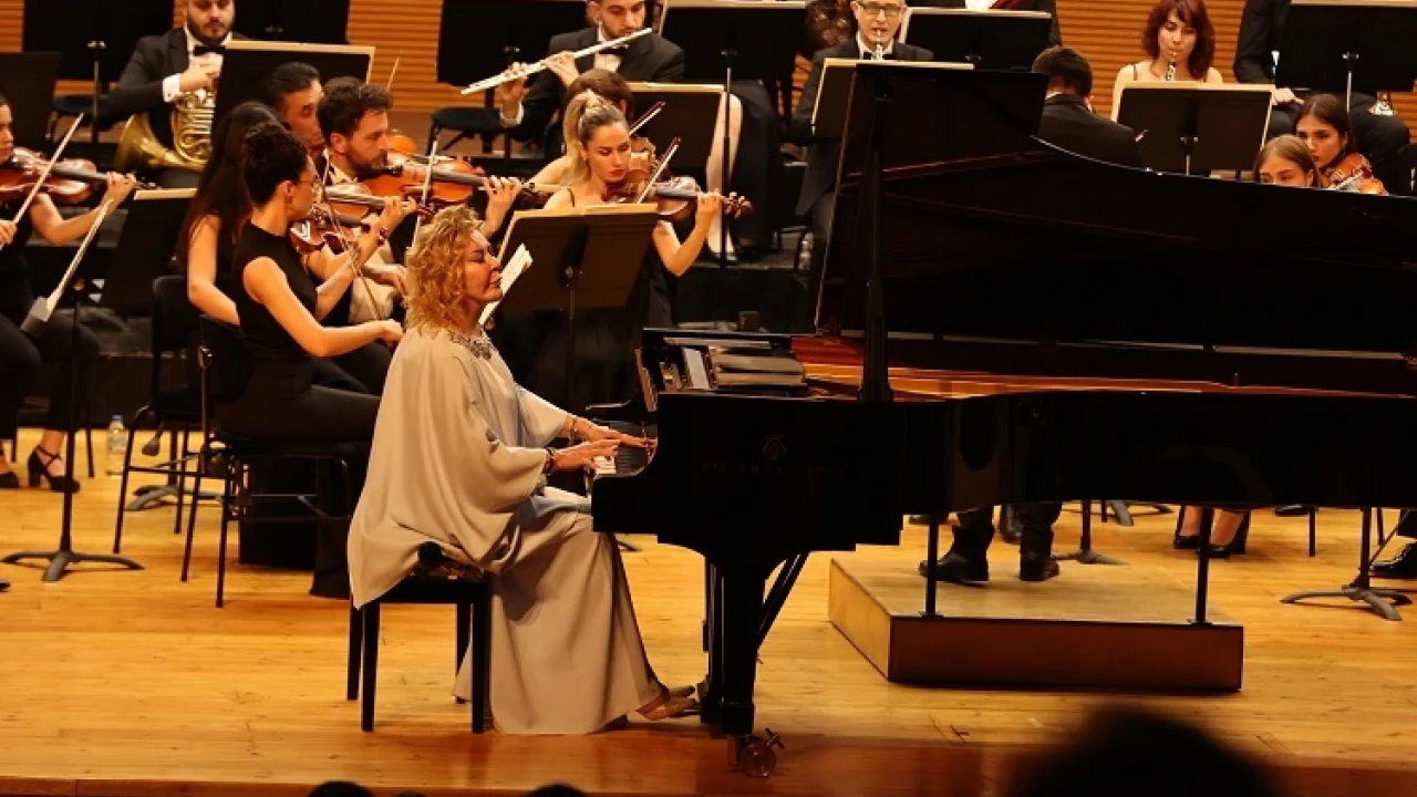 Bursa Nilüfer Senfoni Orkestrası ilk konserinde Gülsin Onay'ı ağırladı