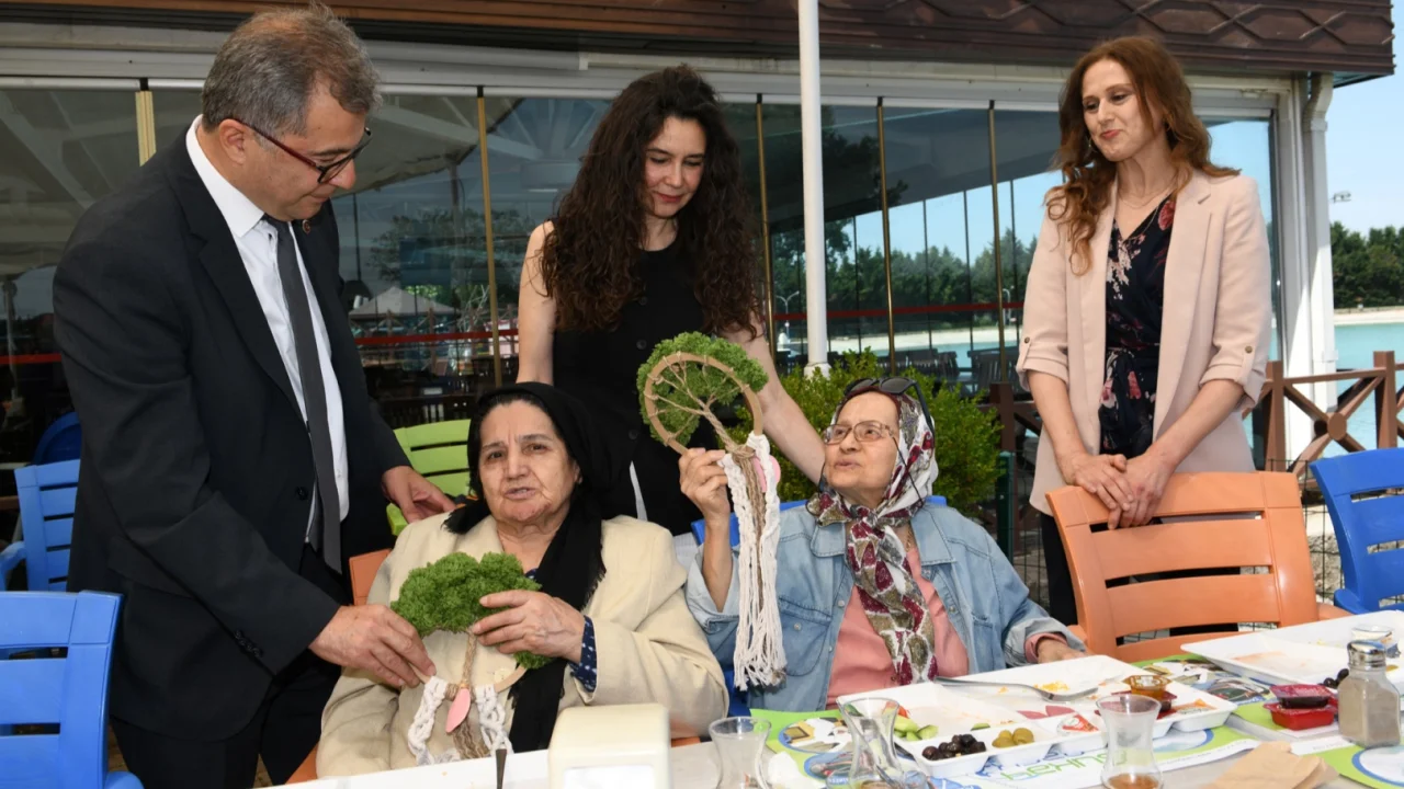 Bursa Osmangazi'de alzheimer hastaları için Anneler Günü kutlaması