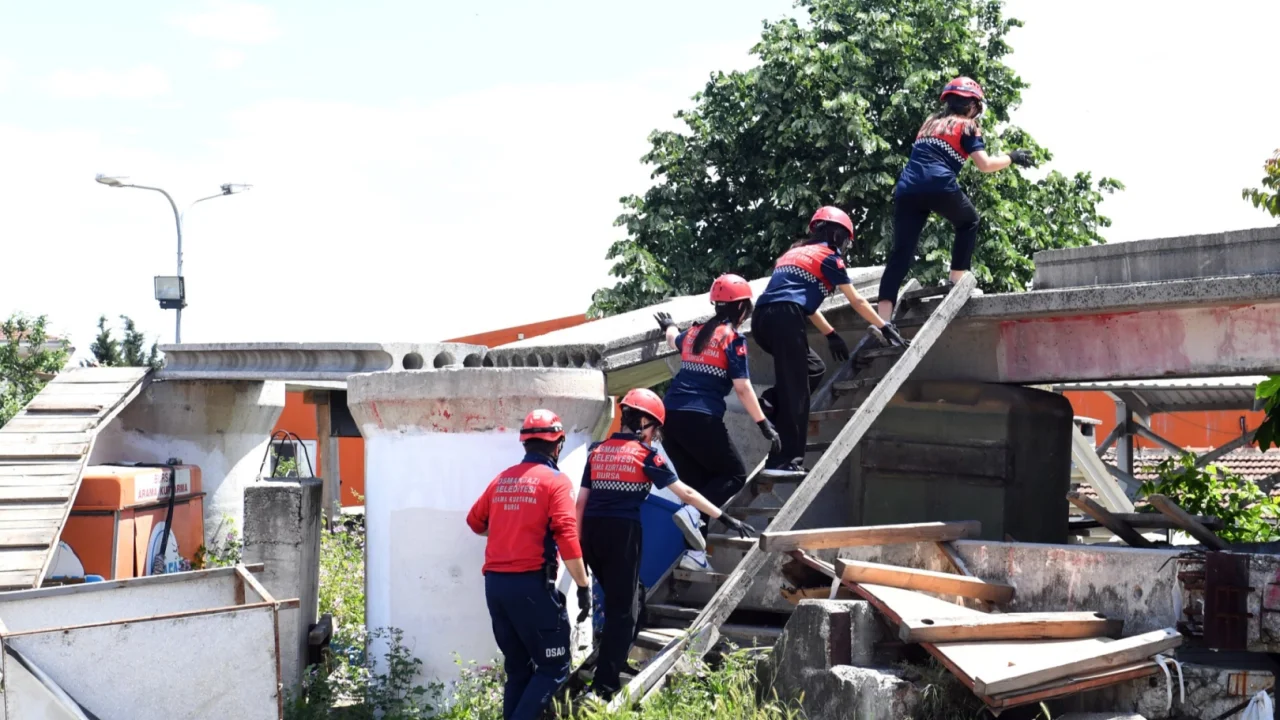 Bursa Osmangazi'de liselilerden nefes kesen tatbikat
