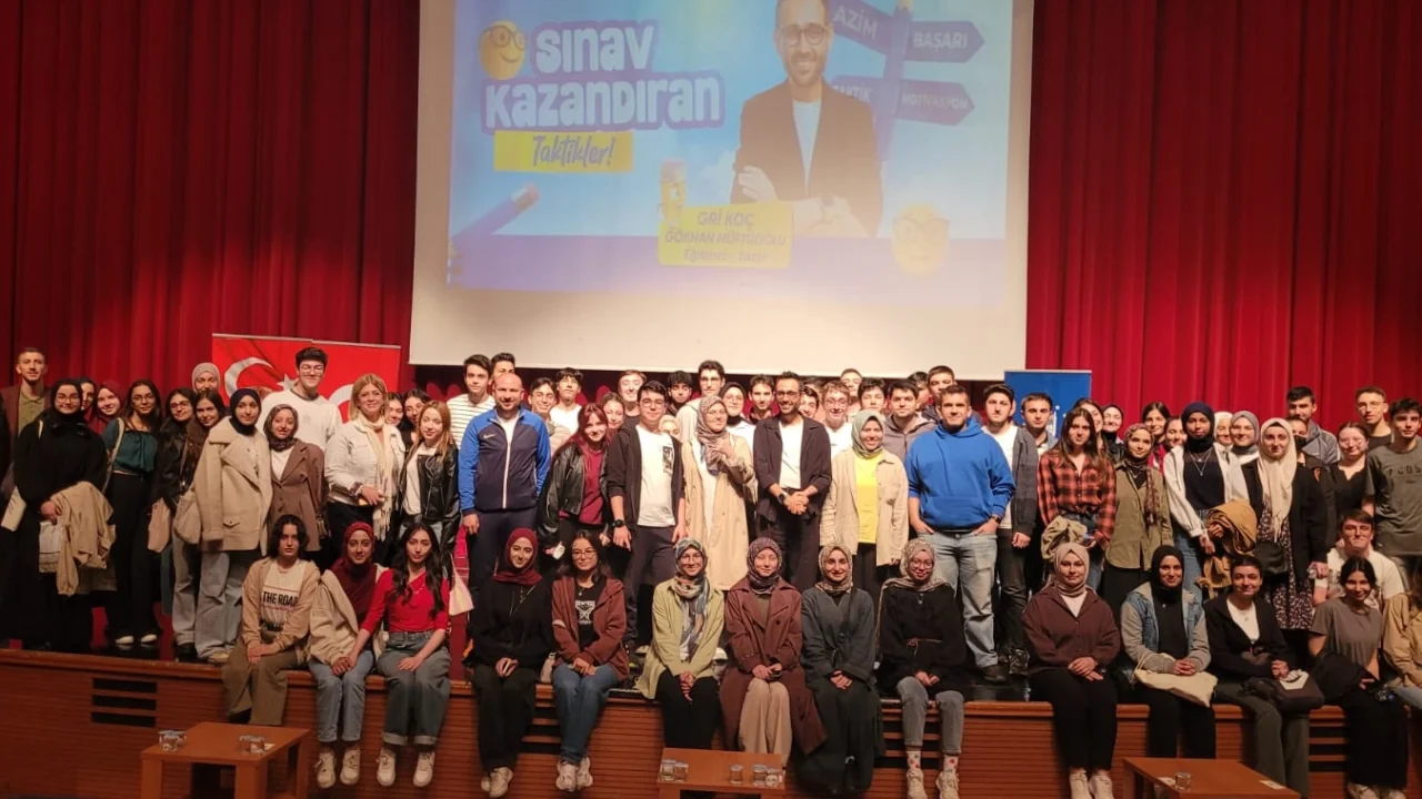 'Gri Koç', Bursalı gençlere sınav kazandıran taktikleri anlattı