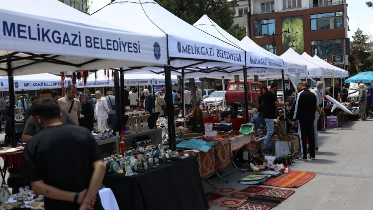 Kayseri Melikgazi Antika Pazarı'na yoğun ilgi