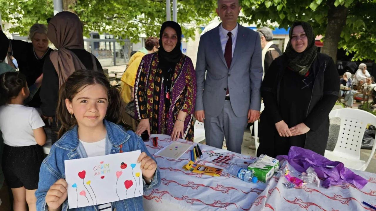 Kocaeli Gölcüklü çocuklar elleriyle annelerine hediye yaptı