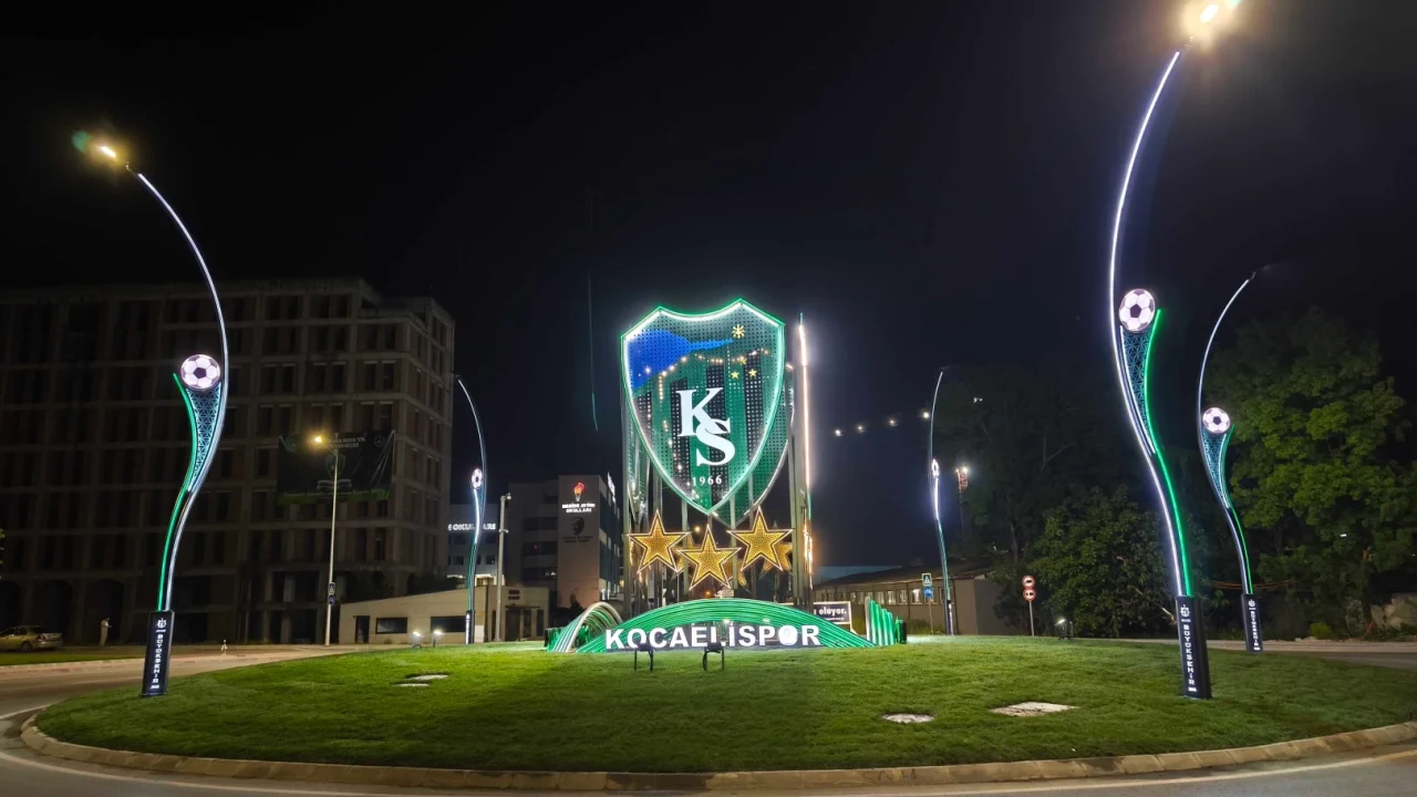 Stat kavşağını Kocaelispor’un arması aydınlatıyor