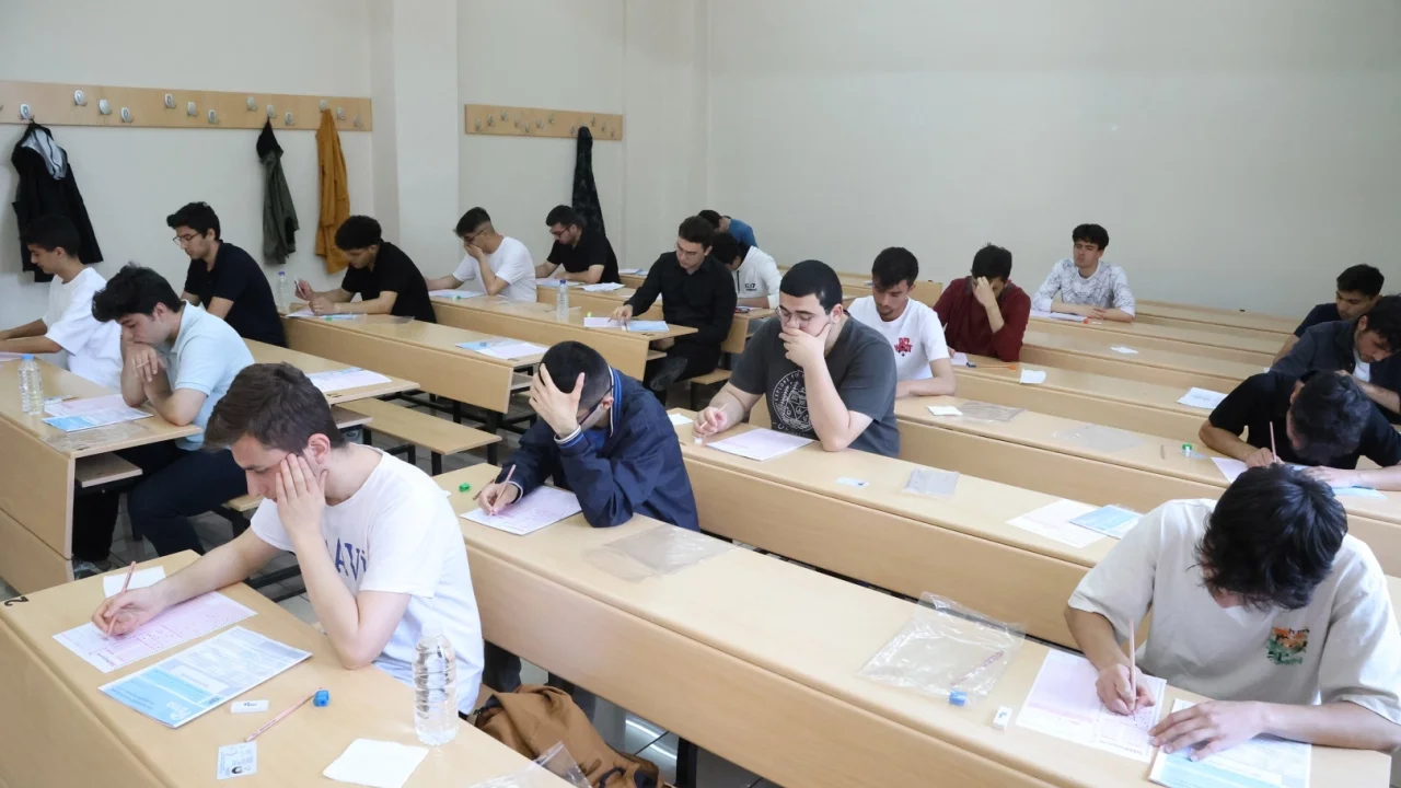 2025 YKS sınavları tamamlandı... 2,5 milyon öğrenci ter döktü