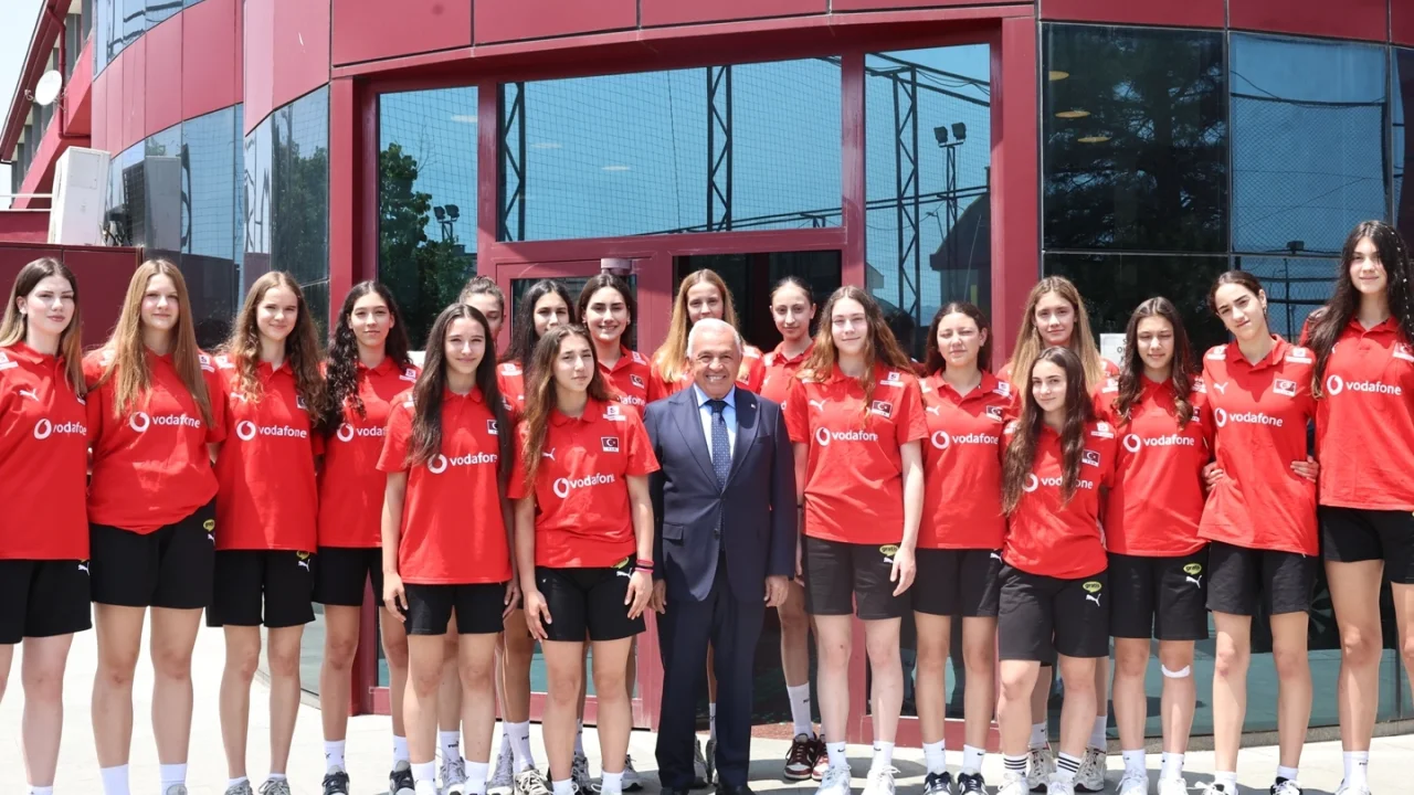 Başkan Şadi Özdemir’den filenin genç sultanlarına motivasyon ziyareti