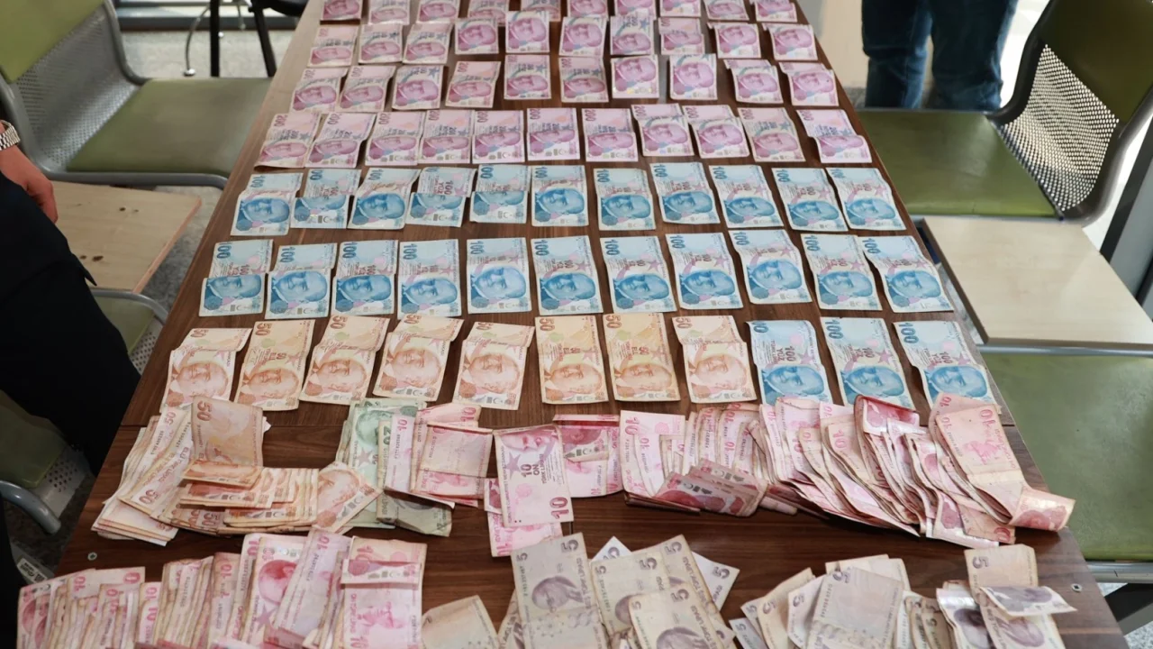 Gebze'de dilenci şoku! Üzerinden 20 bin TL'den fazla para çıktı!