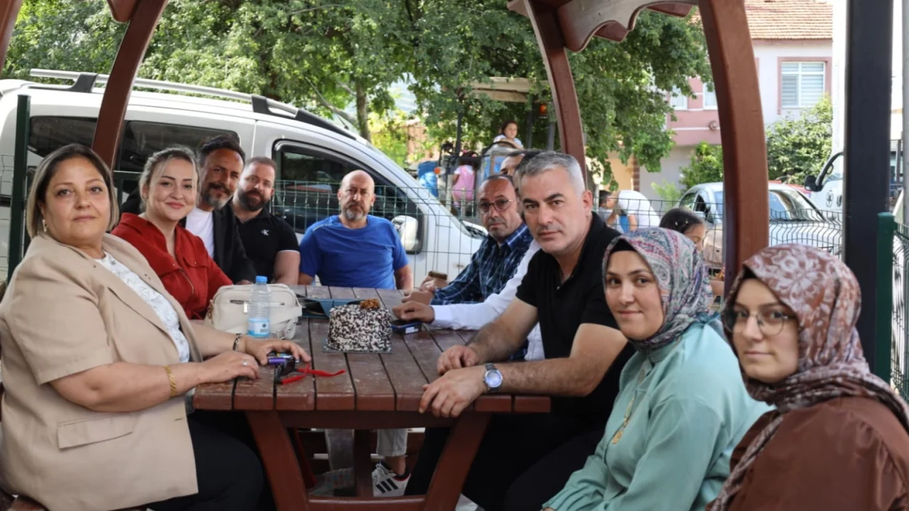 İzmit Belediyesi’nden kırsal mahallelere bayram ziyareti