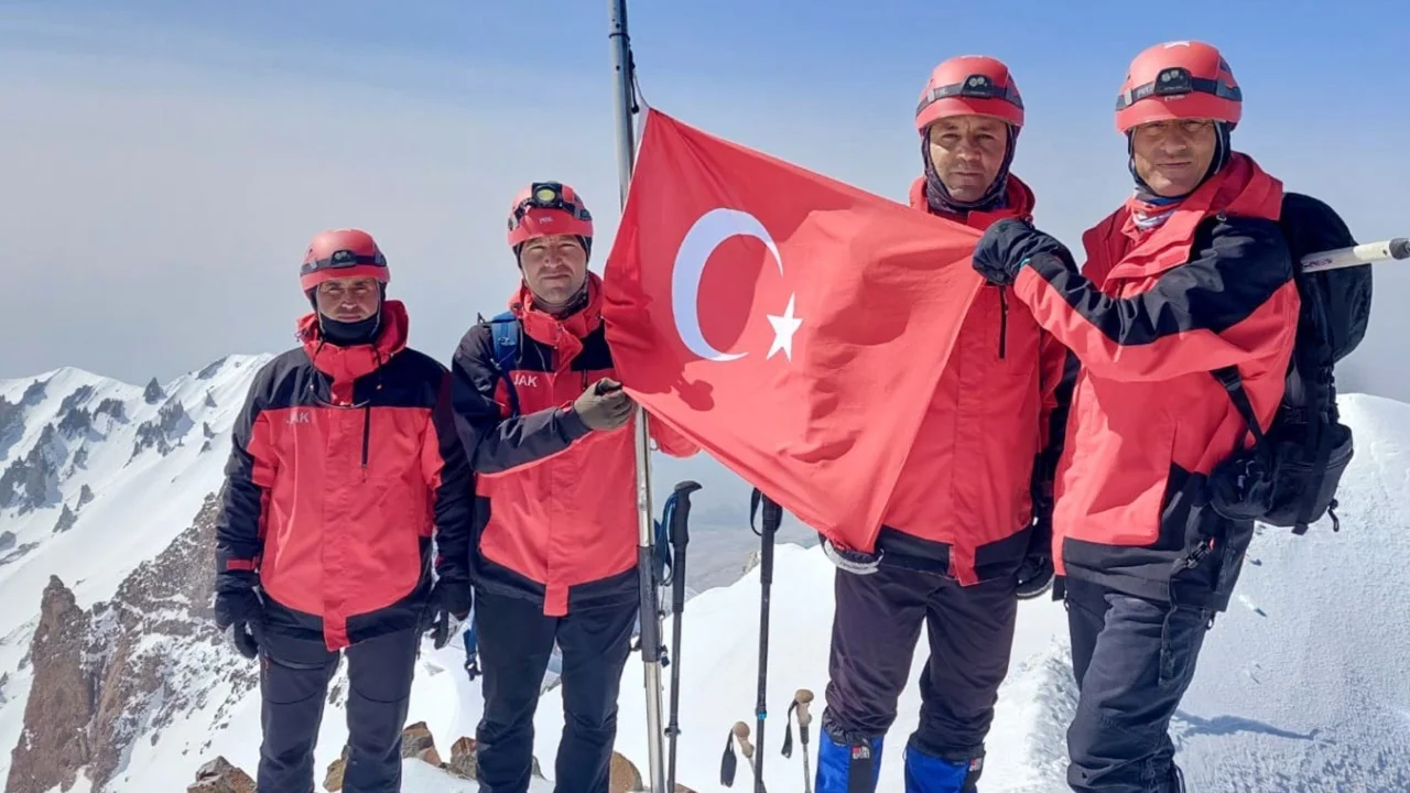 Jandarma 186. yılını Erciyes'in zirvesinde kutladı