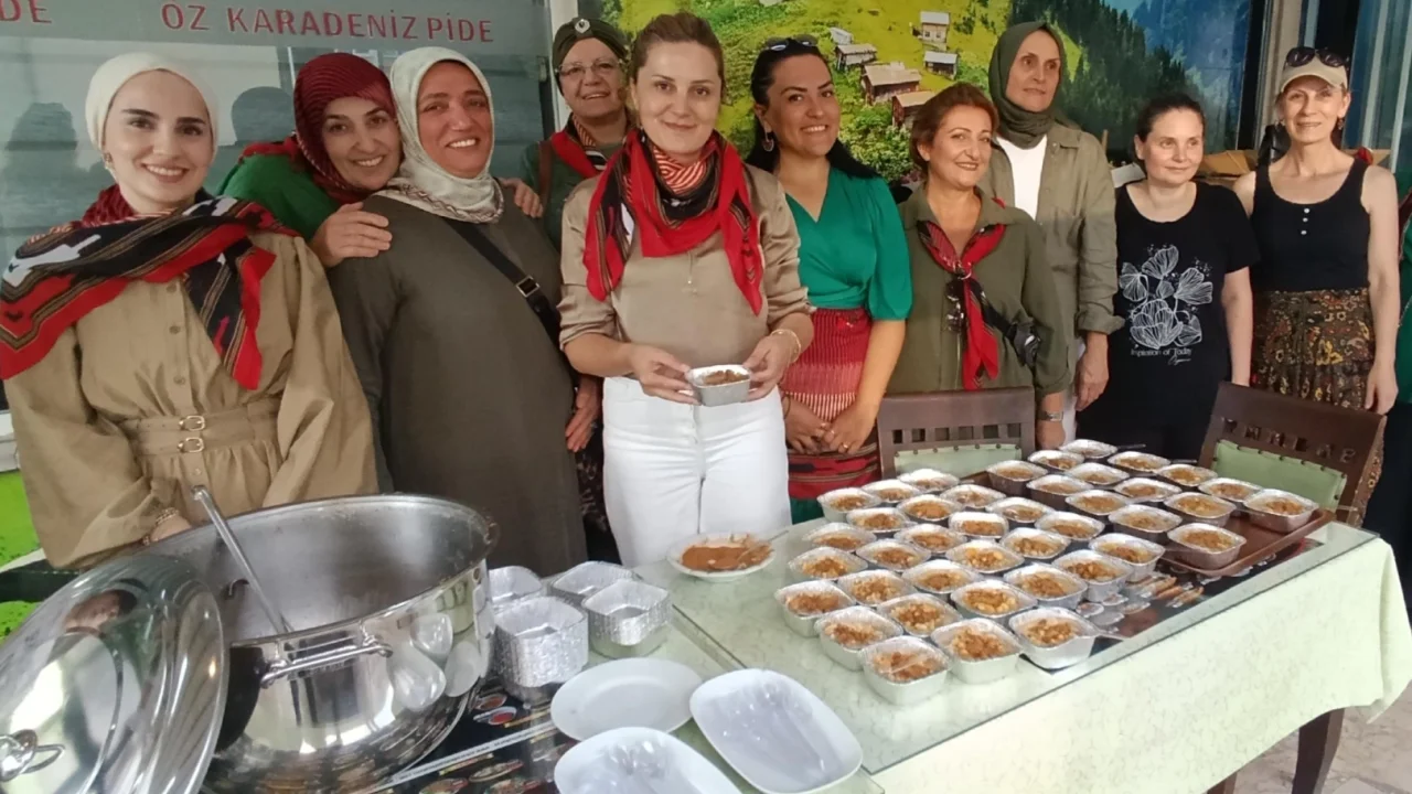 Trabzonlular Derneğinden aşure ikramı