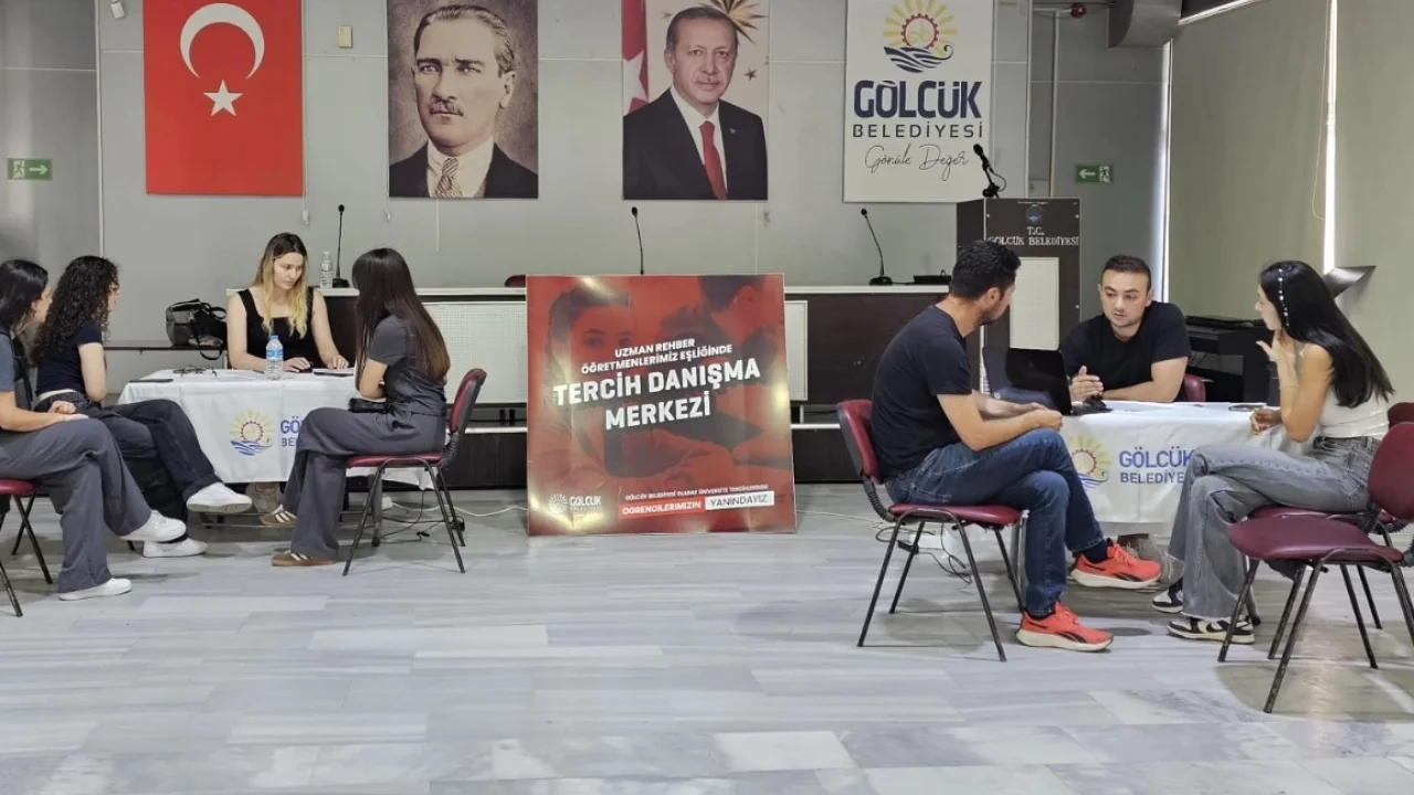 Kocaeli Gölcük'te tercih merkezi gençlerin yanında