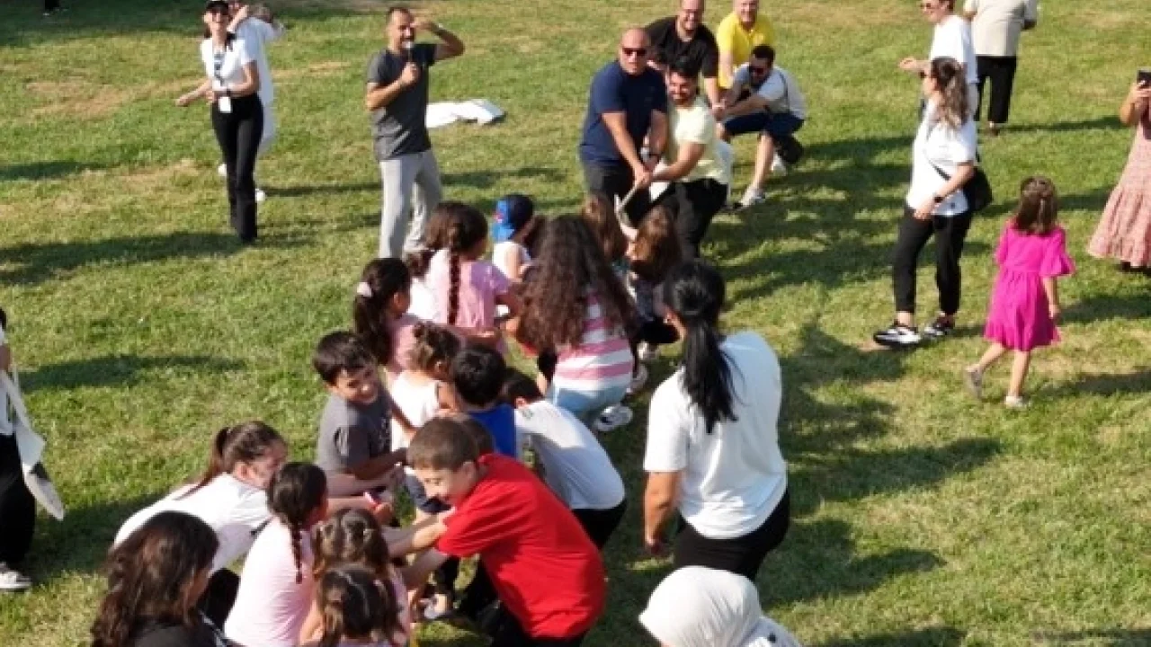 Kocaeli Kandıra’da halat çekme yarışının galibi çocuklar oldu