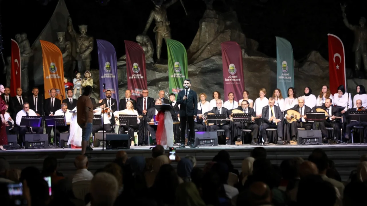Bursa İnegöl Belediyesi TSM Korosu'ndan muhteşem konser
