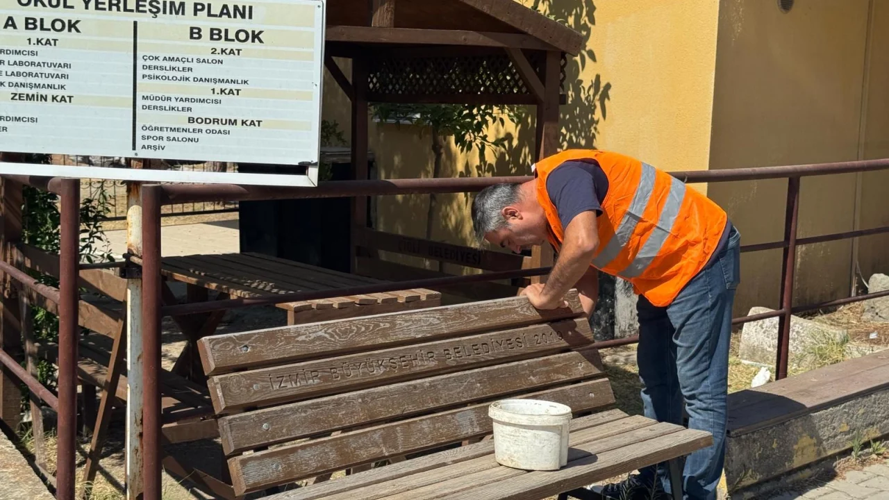 İzmir Çiğli’de okul bahçeleri yeni dönem öncesi yenilendi