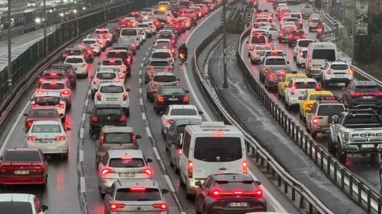 Toplam taşıt 33 milyonu aştı! Trafiğe aylık kayıt azaldı!